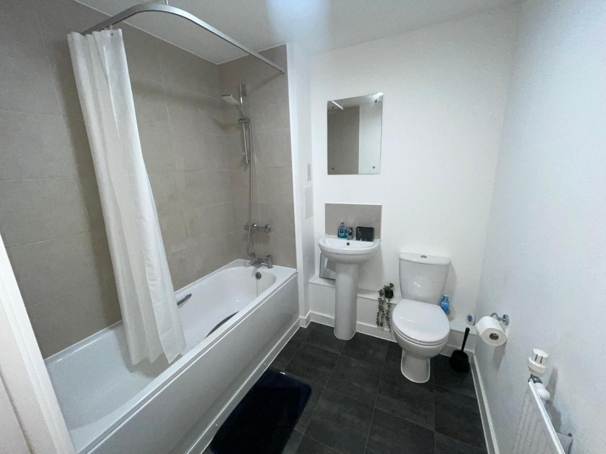 New Modern Spacious 1 Bed *