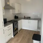 New Modern Spacious 1 Bed Apartment