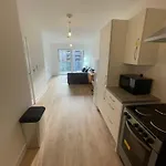 New Modern Spacious 1 Bed Apartment