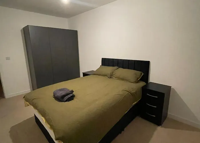 New Modern Spacious 1 Bed Apartment